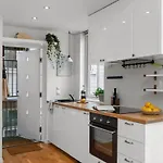 Modern And Airy In Center *