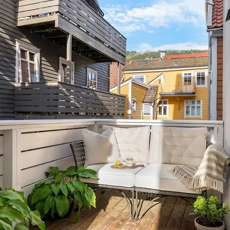 Modern And Airy In Center *