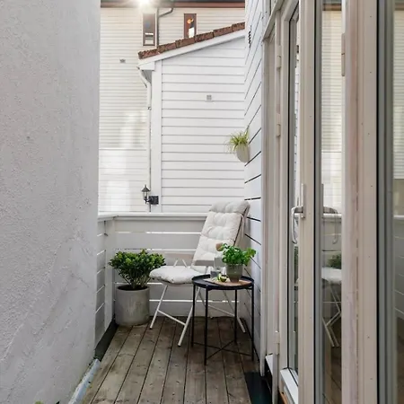 Modern And Airy In Center *