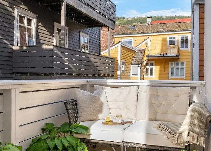 Modern And Airy In Center *