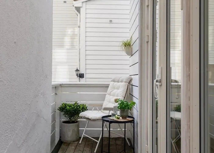 Modern And Airy In Center *